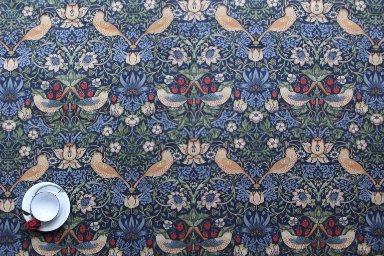 Ji Morris いちごどろぼうローン生地 赤